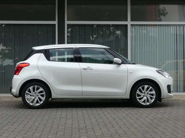 Suzuki Swift 1.2 Comfort Smart Hybrid Trekhaak, Cruise Control, Airco, LM Velgen afbeelding 2