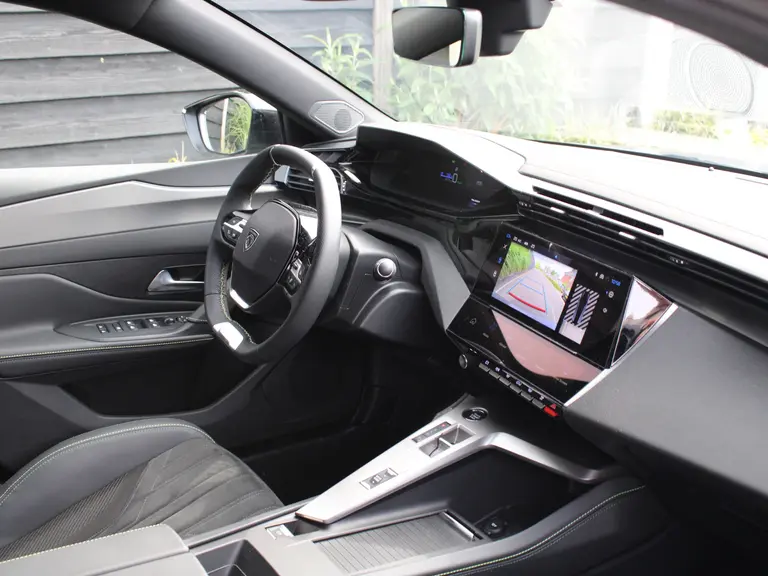 Peugeot e-308 SW GT 54 kWh 156PK Navigatie, Achteruitrijcamera, Stoel en Stuurverwarming, Parkeersensoren Voor & Achter afbeelding 15