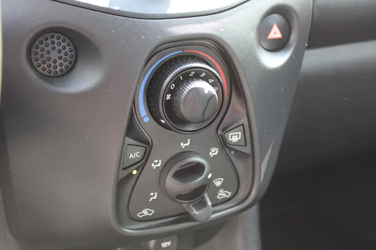 Toyota Aygo 1.0 VVT-i x-fun Elektr. ramen voor, Start/Stop Systeem, Airco, All-Season banden afbeelding 19