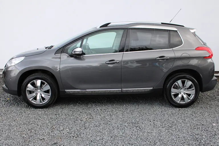Peugeot 2008 1.2 VTi Allure Pack Premium Plus, Automaat, Trekhaak, All-Seasonbanden, Navigatie, Parkeersensoren voor en achter afbeelding 2