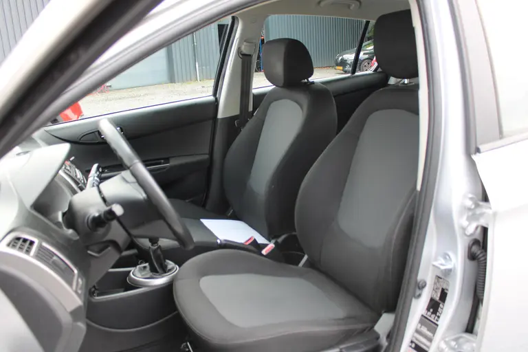 Hyundai i20 1.2i i-Motion 5-Deurs Afneembare Trekhaak, Airco, Parkeersensoren Achter, Radio/CD Speler afbeelding 15