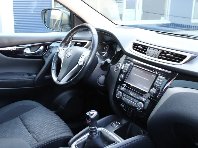 Nissan QASHQAI 1.6 164PK N-Connecta Navigatie, Camera en parkeerhulp rondom, Cruise Controle, Trekhaak. Keyless afbeelding 19
