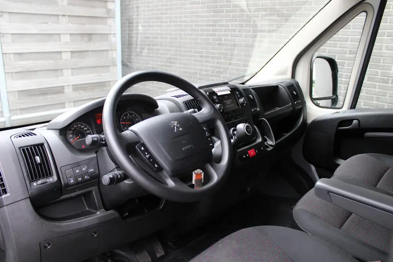 Peugeot Boxer 330 2.2 BlueHDi 140 L2H2 Asphalt CruiseControl, Trekhaak, Airco, Navigatie, Achteruitrijcamera, DAB Radio afbeelding 21