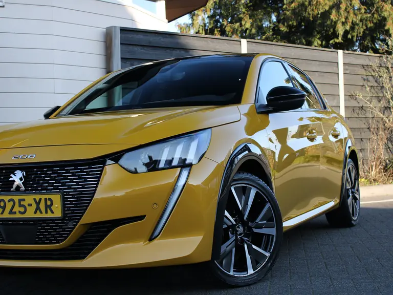 Peugeot 208 1.2 PureTech 100PK GT-Line EAT8 Automaat Navigatie, Panoramadak, Camera achter, Parkeerhulp voor & achter, Climate Control afbeelding 2