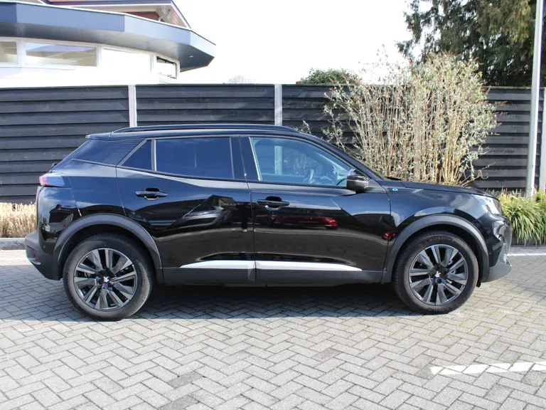 Peugeot e-2008 EV GT 50 kWh Navigatie, Lichtmetalen velgen 18 inch, Keyless Entry, Dodehoek detectie afbeelding 9