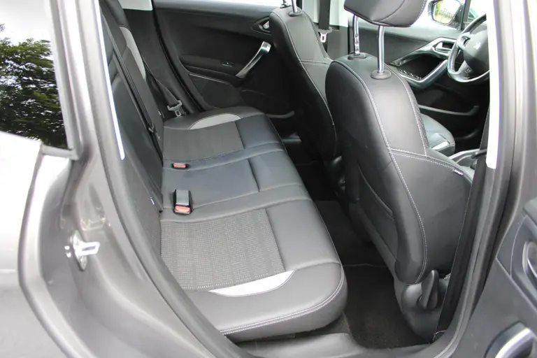 Peugeot 2008 1.2 VTi Allure Pack Premium Plus, Automaat, Navigatie, Parkeersensoren voor en achter afbeelding 11