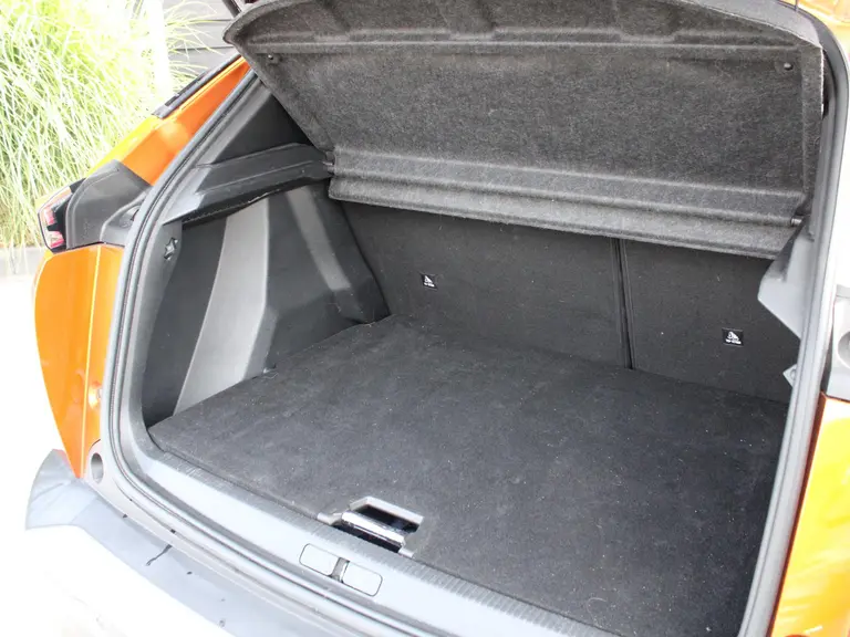 Peugeot 2008 GT-Line 1.2 PureTech 130PK Trekhaak, Navigatie, Achteruitrijcamera, Keyless Start, Parkeersensoren afbeelding 13