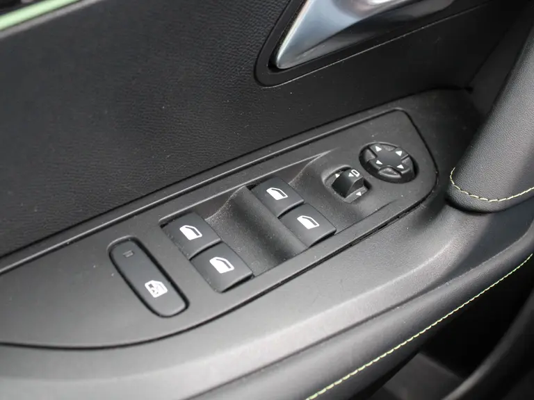 Peugeot 2008 GT-Line 1.2 PureTech 130PK Trekhaak, Navigatie, Achteruitrijcamera, Keyless Start, Parkeersensoren afbeelding 17