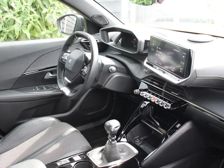Peugeot 2008 GT-Line 1.2 PureTech 130PK Trekhaak, Navigatie, Achteruitrijcamera, Keyless Start, Parkeersensoren afbeelding 16