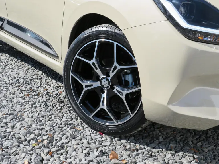 Suzuki Swift 1.2 Select Smart Hybrid, SPECIALE JUBILEUM 17 inch velgen, Striping pakket en Shark Fin Antenne afbeelding 7