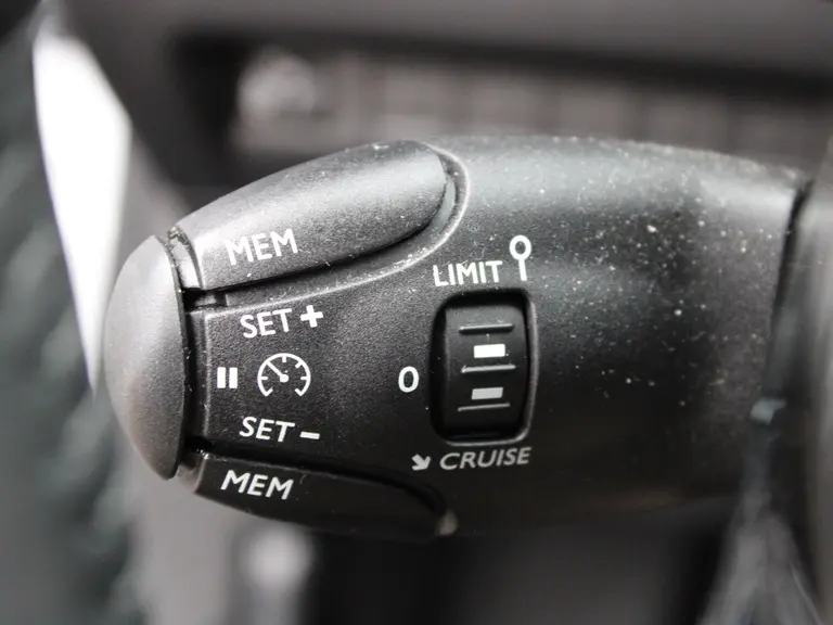 Peugeot 2008 Allure 1.2 PureTech 100PK Navigatie, Camera Achter, parkeerhulp voor en achter, Apple Carplay/Android auto draadloos afbeelding 29