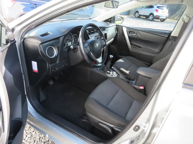 Toyota Auris 1.6 Now, 2e Eig. Parkeersensoren en Navigatie, Cruise en Climate Control afbeelding 9