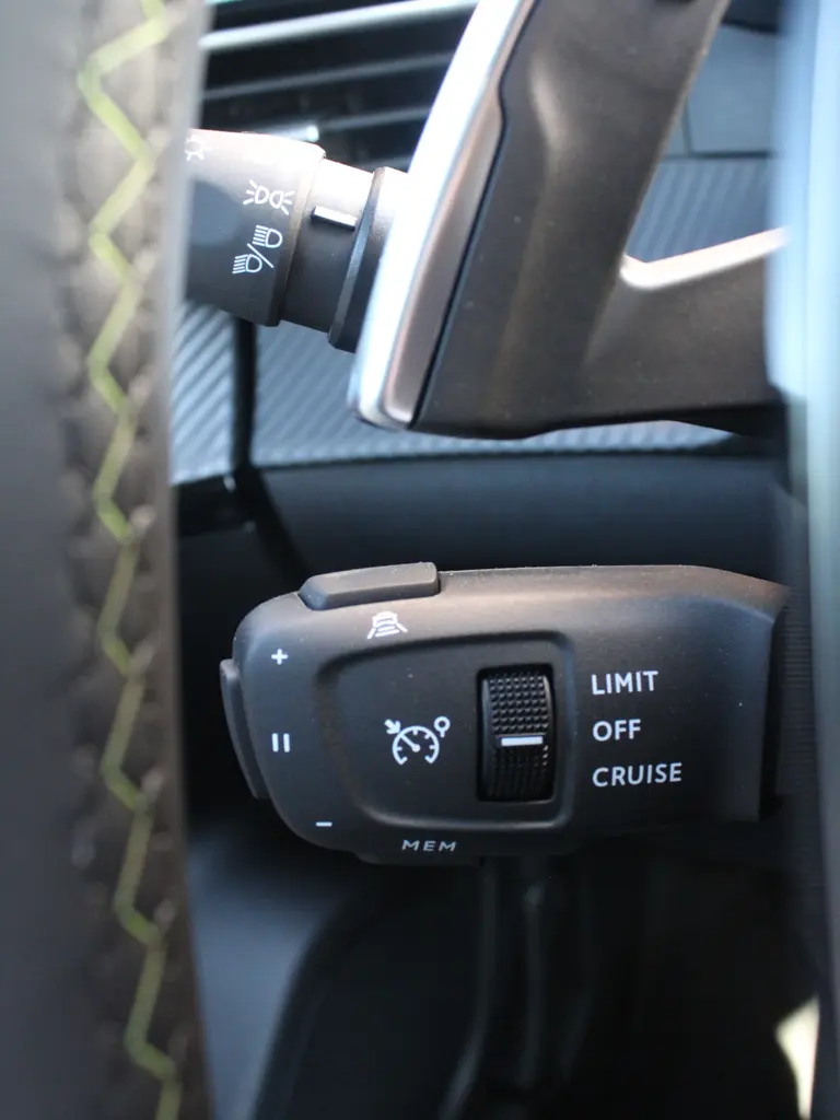 Peugeot 2008 1.2 Hybrid 145PK GT 360 camera, Lichtmetalen velgen, Parkeerhulp voor & achter, Cruise Control afbeelding 16