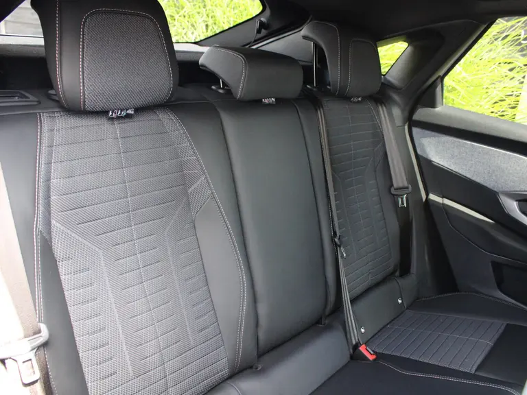Peugeot 3008 Allure 1.2 Hybrid 145PK e-DCS6 Automaat Navigatie, Achteruitrijcamera, Keyless Entry & Start Stoelverwarming, Apple Carplay, Android Auto afbeelding 12
