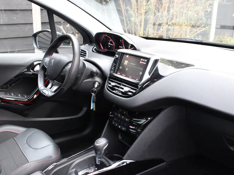 Peugeot 2008 1.2 PureTech GT-Line 110PK EAT6 Automaat Panoramadak, Camera Achter, Parkeerhulp achter, Lichtmetalen velgen afbeelding 16