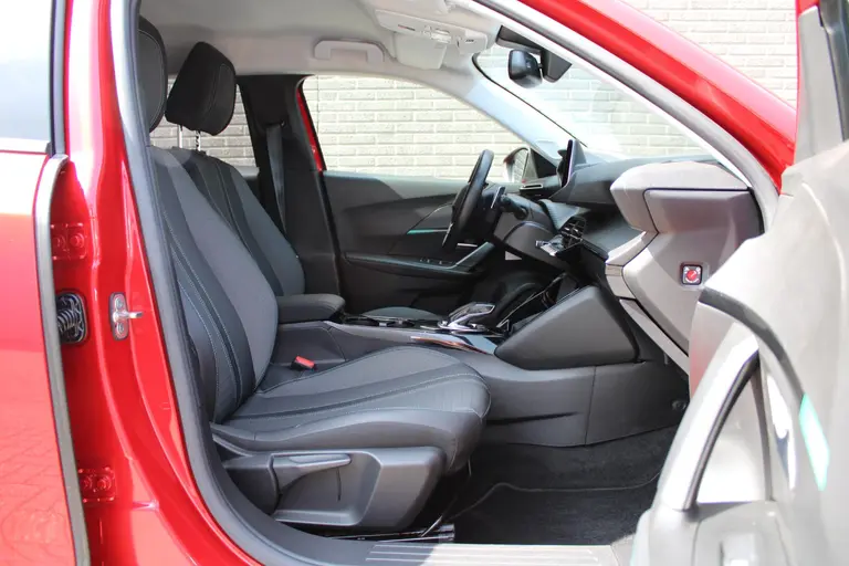 Peugeot 2008 1.2 PureTech Allure Automaat, Trekhaak, Airco, Navigatie, Applecarpl./Andr. Auto afbeelding 32