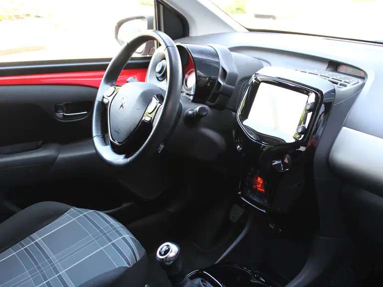 Peugeot 108 Allure 1.0 e-VTi 70PK 5DRS Navigatie, Achteruitrijcamera, Keyless Entry & Start, Cimate Control afbeelding 13