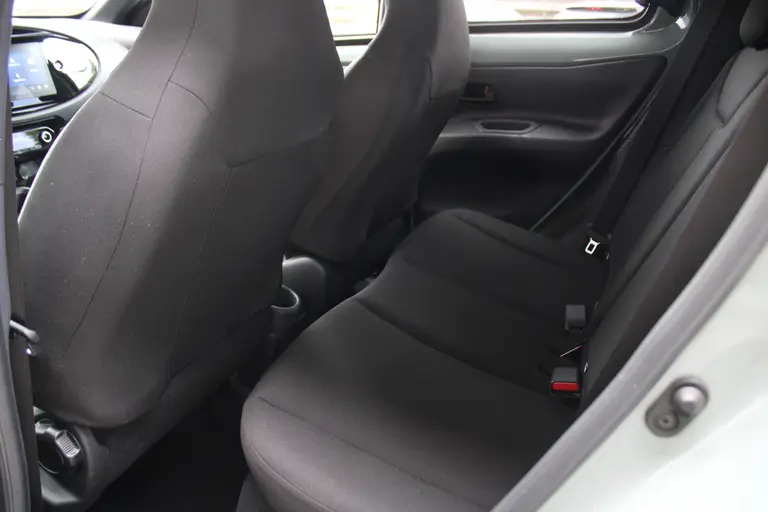 Toyota Aygo X 1.0 VVT-i S-CVT Pulse Automaat Achteruitrijcamera, Parkeersensoren Voor en Achter, Cruise Control Adaptief, Stoelverwarming afbeelding 17