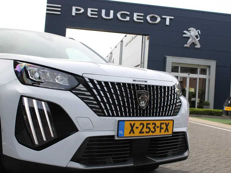 Peugeot e-2008 Allure 54 kWh 156PK Navigatie, Rondomzichtcamera, Adaptieve Cruise Control, Keyless, Stoelverwarming afbeelding 3