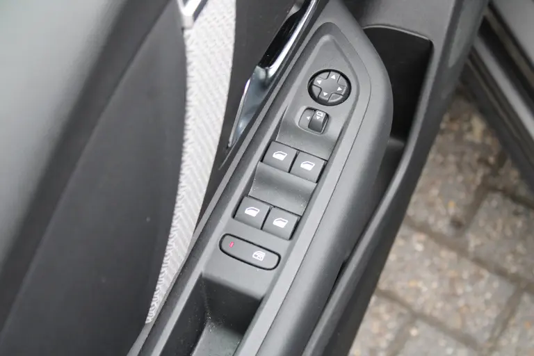 Citroën C4 1.2 Puretech Plus 131pk, Automaat, Navigatie, Keyless Entry/Start, Luxe bekleding, Achteruitrijcamera afbeelding 13