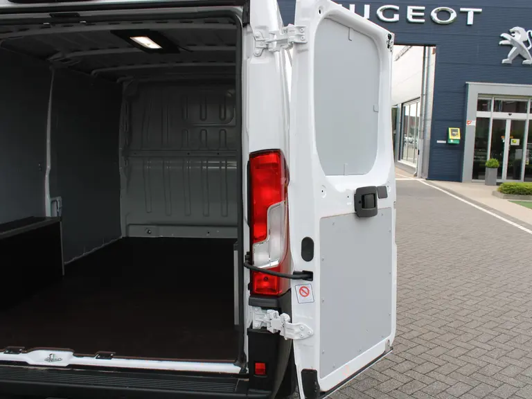 Citroën Jumper 2.2 BlueHDi 120PK S&S L2H1 3.0t Trekhaak, Navigatie, Achteruitrijcamera, Cruise Control, Airco, Dodehoek Detectie afbeelding 11