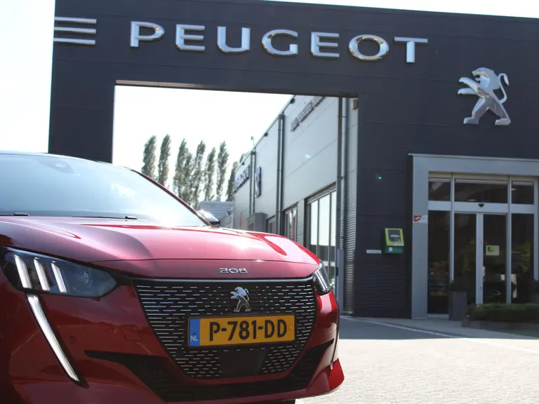 Peugeot 208 GT 1.2 PureTech 100PK Navigatie, Panoramadak, Keyless start, Achteruitrijcamera, Apple CarPlay-Android Auto, Parkeersensoren voor & achter afbeelding 4