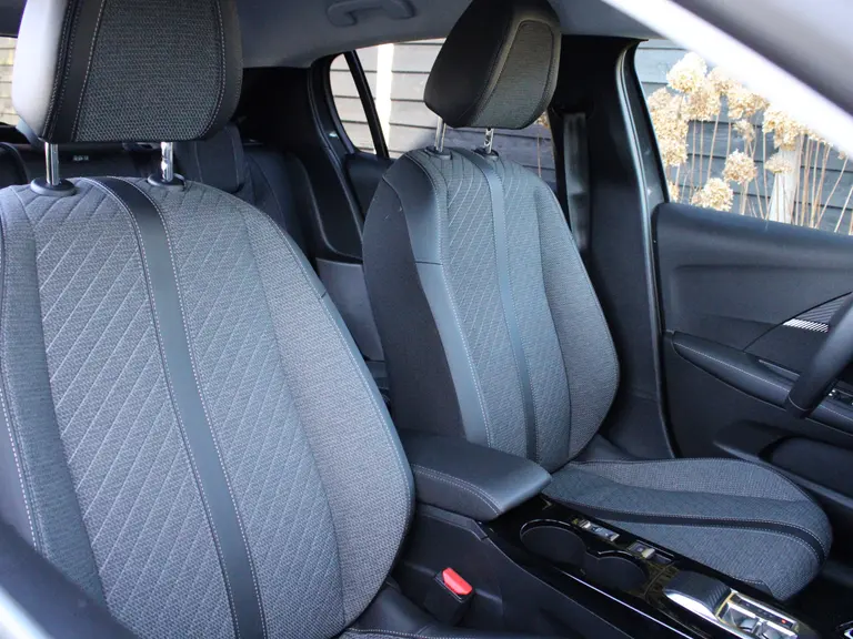 Peugeot e-208 EV Style 50 kWh Navigatie, Keyless, Stoelverwarming, Parkeersensoren Voor & Achter, Apple Carplay, Android Auto afbeelding 13