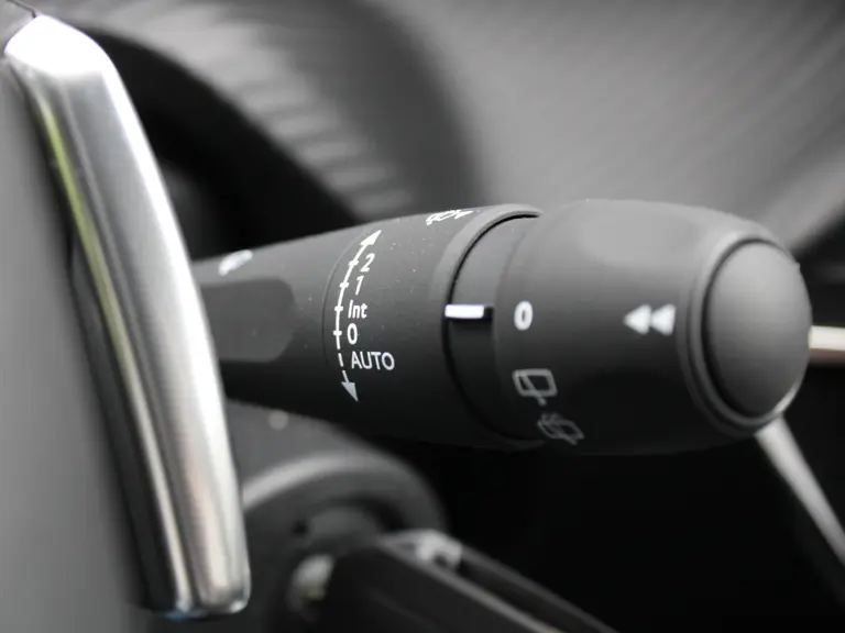 Peugeot 208 Hybrid 100PK e-DCS6 Allure Automaat Navigatie, Parkeerhulp voor & achter, Camera achter, Climate Control afbeelding 28