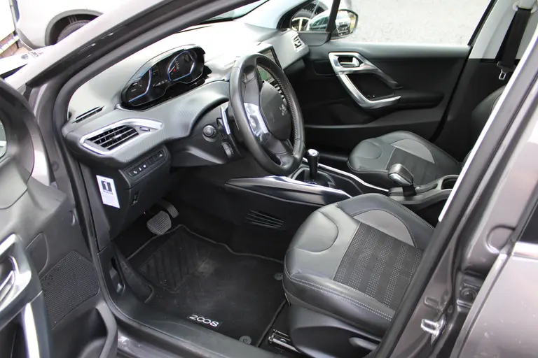 Peugeot 2008 1.2 VTi Allure Pack Premium Plus, Automaat, Trekhaak, All-Seasonbanden, Navigatie, Parkeersensoren voor en achter afbeelding 8
