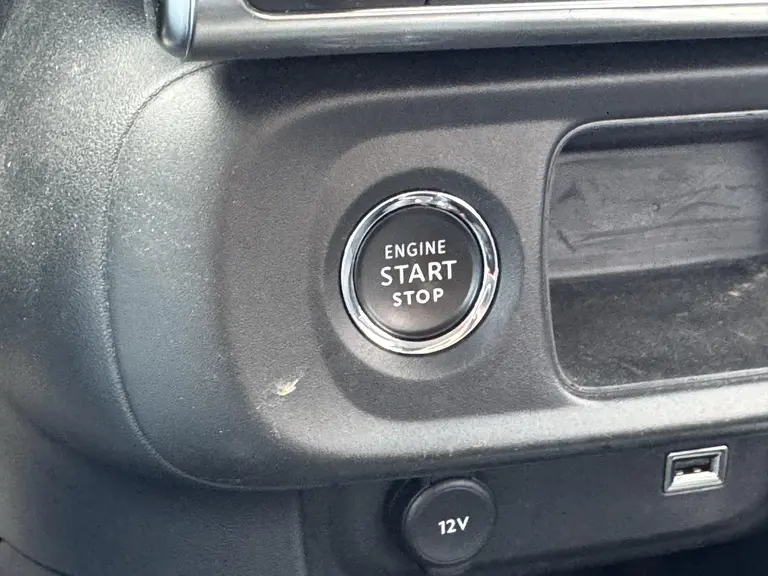 Citroën C3 Shine 1.2 PureTech 82PK Navigatie, Achteruitrijcamera, Keyless, Stoelverwarming, Parkeersensoren afbeelding 32