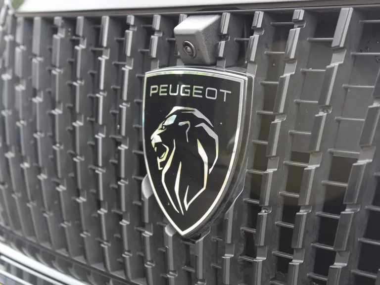 Peugeot 2008 GT 1.2 PureTech 130PK EAT8 Alcantara, Stoelverwarming, Camera, Navigatie, Cruise controle adaptief afbeelding 6
