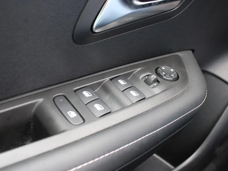 Peugeot e-208 Allure 51 kWh 156PK Navigatie, Rondomzichtcamera, Parkeersensoren, Apple Carplay, Android Auto afbeelding 16