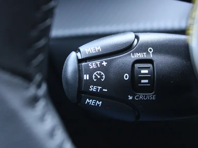 Peugeot 2008 Allure 1.2 Hybrid 145PK e-DSC6 Automaat Navigatie, Keyless, Parkeersensoren, Draadloze telefoonlader, Halflederen Bekleding afbeelding 19
