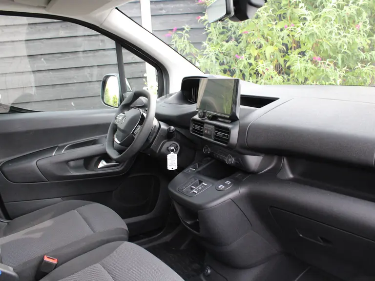 Peugeot Partner 1.5 BlueHDi 130PK EAT8 S&S L1 Automaat Trekhaak, Navigatie, Airconditioning, Camera achter & zijkant, Parkeerhulp voor & achter, Betimmering afbeelding 15