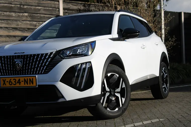 Peugeot 2008 1.2 PureTech 100PK Allure Navigatie, Camera Achter, Draadloze telefoonlader, Parkeerhulp voor en achter afbeelding 2