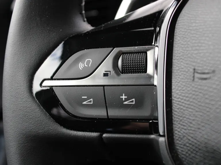 Peugeot 2008 1.2 PureTech 130PK Allure Pack EAT8 Navigatie, Trekhaak afneembaar, Camera Achter, Parkeerhulp achter, Climate Control afbeelding 40