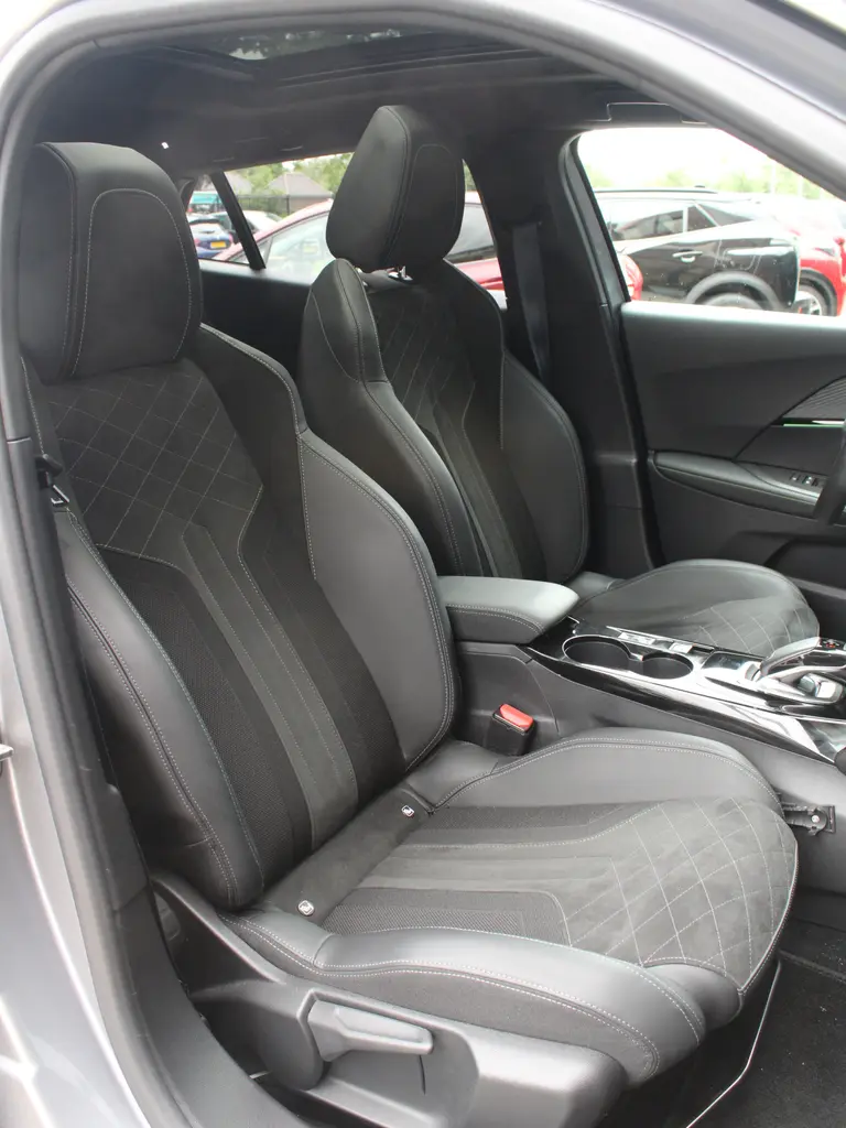Peugeot 2008 1.2 PureTech 130PK EAT8 GT Pack Camera, Trekhaak, Dode hoekbewaking, Keyless entry afbeelding 33