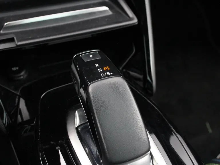 Peugeot e-208 GT Pack 50 kWh 136PK Navigatie, Alcantara Leder, Achteruitrijcamera, Keyless, Panoramadak, Parkeersensoren Voor & Achter afbeelding 36