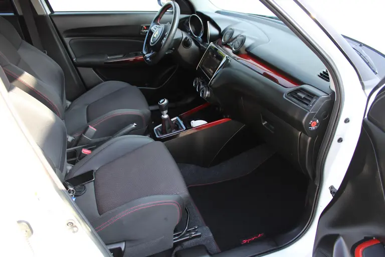 Suzuki Swift 1.4 Sport met Apple Carplay/ Android Auto, Dealer Cruise control en Achteruitrij Camera. afbeelding 12