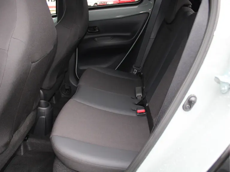 Toyota Aygo X 1.0 VVT-i MT Envy Cruise Control Adaptief, Achteruitrijcamera, Navigatie, Parkeersensoren Voor en Achter afbeelding 30