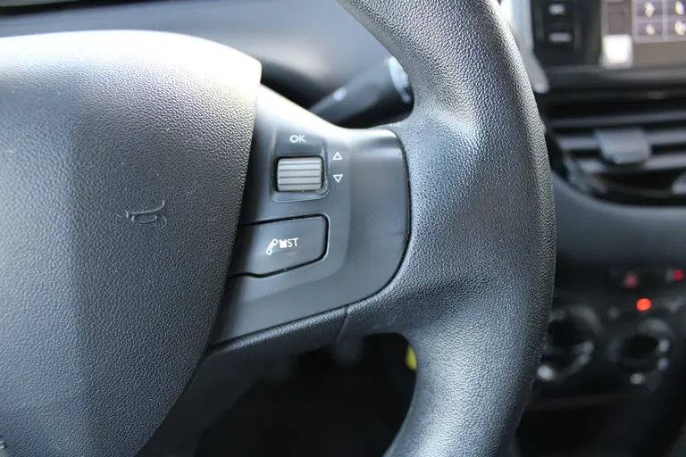 Peugeot 208 1.2 PureTech Blue Lion 5 deurs Airco, Navigatie, Cruise control, DAB radio, Bluetooth, Mistlampen, Parkeersensoren afbeelding 14