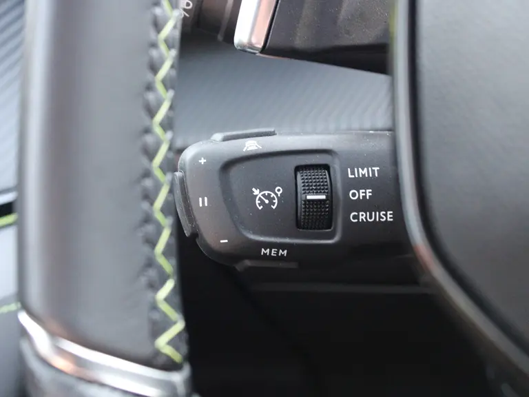 Peugeot 2008 GT 1.2 PureTech 130PK EAT8 Automaat Navigatie, Rondomzichtcamera, Keyless, Alcantara, Massage, Stoelverwarming afbeelding 23