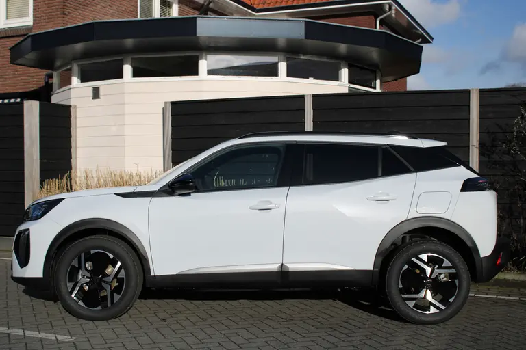 Peugeot 2008 1.2 PureTech 100PK Allure Navigatie, Camera Achter, Draadloze telefoonlader, Parkeerhulp voor en achter afbeelding 4