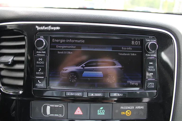 Mitsubishi Outlander 2.0 PHEV instyle+ Cruise/Climate control, Trekhaak, Sch.kanteldak,  Navigatie, Camera, Parkeersensoren Hybride batterij capaciteit: 34,2 Ah. Trekgewicht 1.500 kg. afbeelding 21