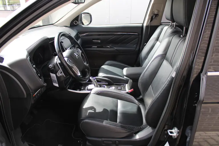 Mitsubishi Outlander 2.0 PHEV instyle+ Cruise/Climate control, Trekhaak, Sch.kanteldak,  Navigatie, Camera, Parkeersensoren Hybride batterij capaciteit: 34,2 Ah. Trekgewicht 1.500 kg. afbeelding 10
