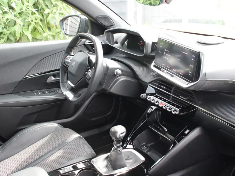 Peugeot 2008 GT-Line 1.2 PureTech 130PK Trekhaak, Navigatie, Achteruitrijcamera, Keyless Start, Parkeersensoren afbeelding 16