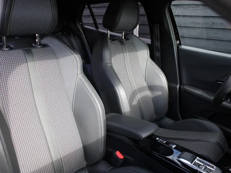 Peugeot e-2008 EV GT 50 kWh Navigatie, Lichtmetalen velgen 18 inch, Keyless Entry, Dodehoek detectie afbeelding 15