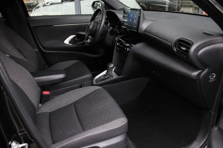 Toyota Yaris Cross 1.5 Hybrid Dynamic Navigatie, Achteruitrijcamera, Climate Control, Bluetooth afbeelding 20