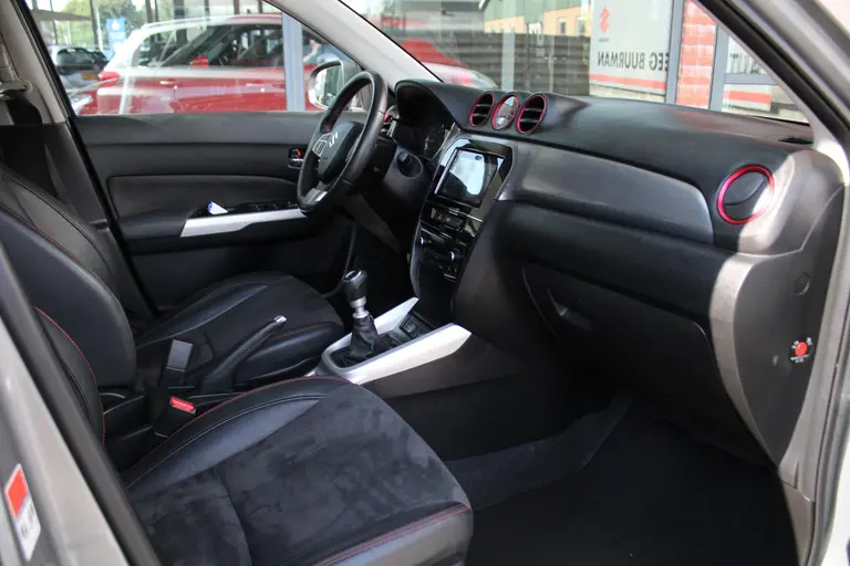 Suzuki Vitara 1.4 S Adaptieve Cruise Control, Parkeersensoren Voor en Achter, Climate Control, Navigatie, Stoelverwarming afbeelding 18