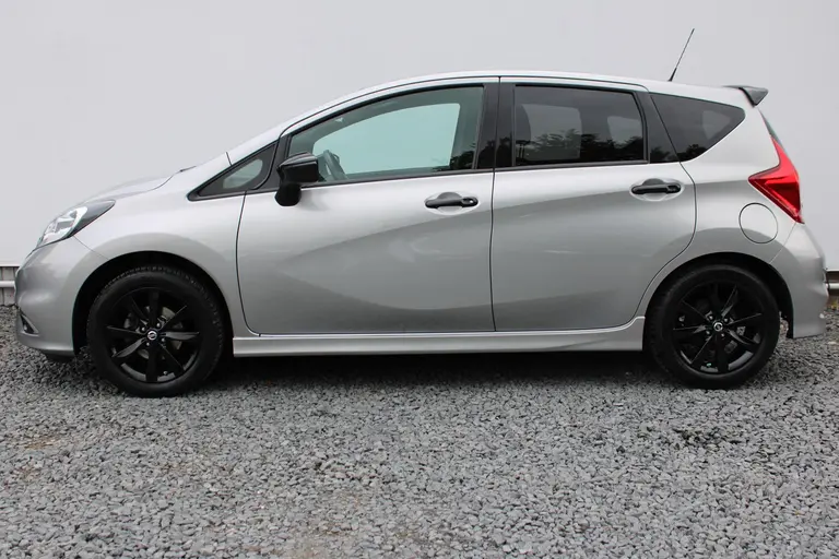 Nissan Note 1.2 Black Edition, All-Seasons, Hoge instap, Navigatie en Cruise Control! afbeelding 2
